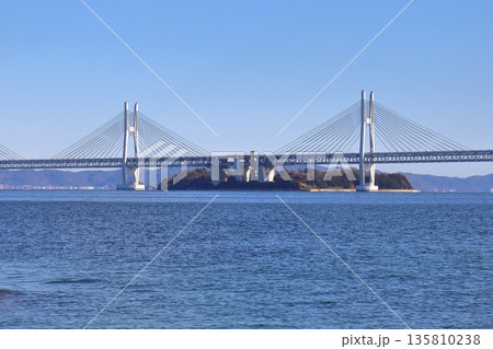 本島から眺める瀬戸大橋内を走行する列車と岩黒島(瀬戸大橋線) 本島から眺める瀬戸大橋内を走行する列車と岩黒島(瀬戸大橋線) 135810238