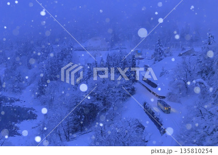 雪降る飯山線 135810254