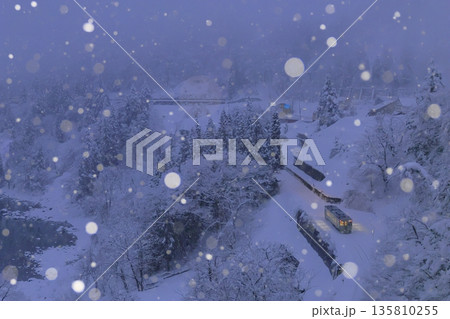雪降る飯山線 135810255