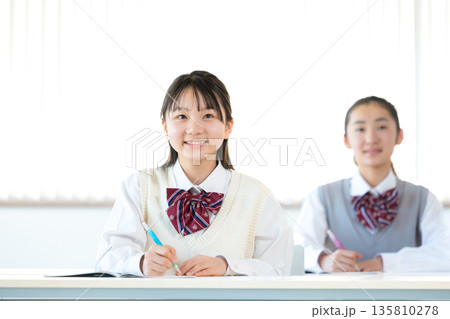 塾で勉強する女子中学生 塾で勉強する女子中学生 135810278