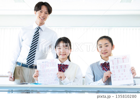 答案用紙を見せる女子中学生 答案用紙を見せる女子中学生 135810280