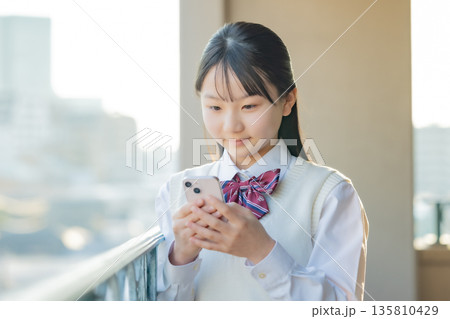 放課後 スマホを操作する女子中学生 放課後 スマホを操作する女子中学生 135810429