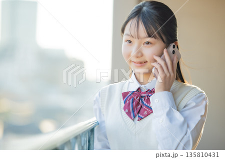 放課後 スマホで電話をする女子中学生 放課後 スマホで電話をする女子中学生 135810431