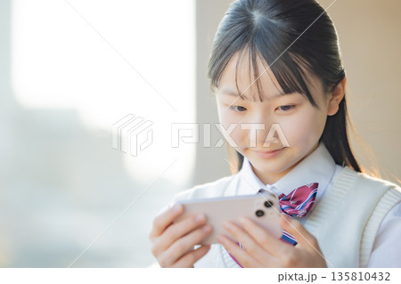 放課後 スマホを操作する女子中学生 放課後 スマホを操作する女子中学生 135810432