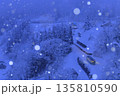 雪降る飯山線 135810590