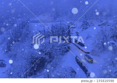 雪降る飯山線 135810590