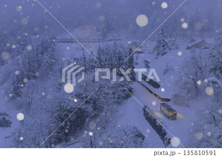 雪降る飯山線 135810591