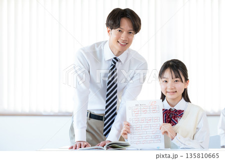答案用紙を見せる女子中学生 答案用紙を見せる女子中学生 135810665