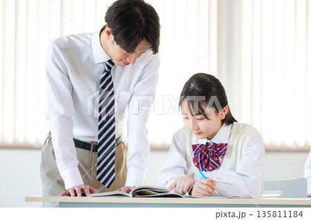 塾で勉強する学生と講師 塾で勉強する学生と講師 135811184