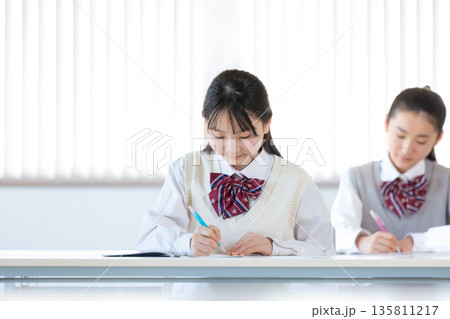塾で勉強する女子中学生 135811217