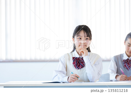 塾で勉強する女子中学生 135811218