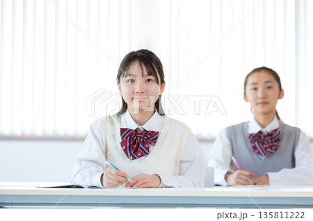 塾で勉強する女子中学生 塾で勉強する女子中学生 135811222