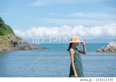 海辺を歩く女性 135811330
