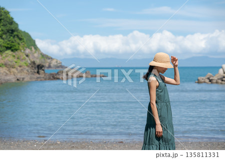 海辺を歩く女性 135811331