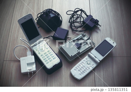 古い昔の携帯電話の充電器 135811351