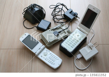 古い昔の携帯電話の充電器 古い昔の携帯電話の充電器 135811352