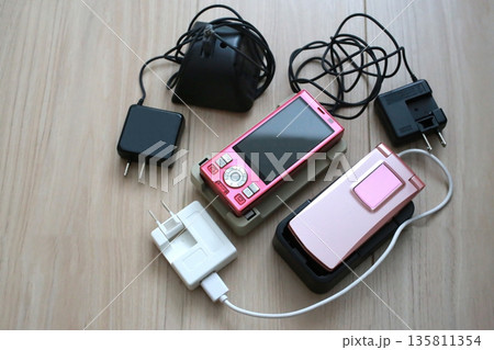 古い昔の携帯電話の充電器 古い昔の携帯電話の充電器 135811354