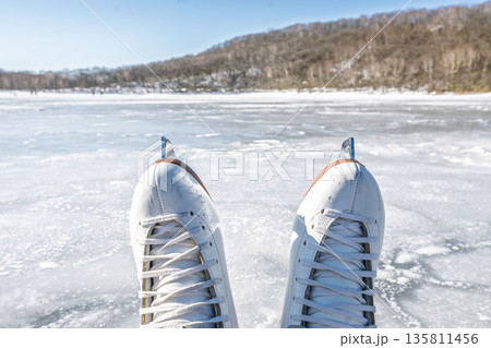 赤城山小沼の天然氷とスケート靴 135811456