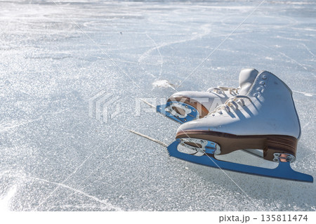 氷上のスケート靴 135811474