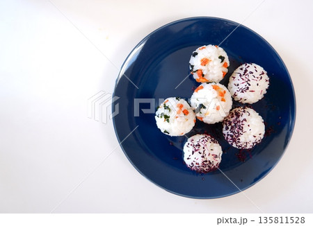 おにぎり 135811528