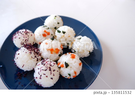 おにぎり 135811532