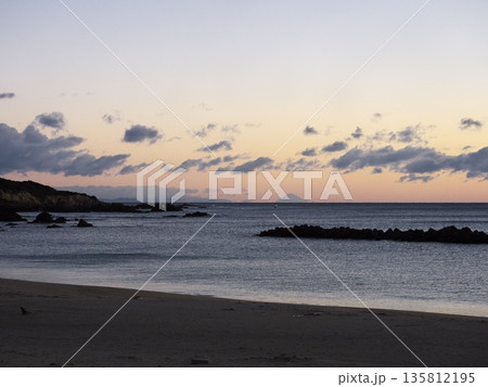 初冬の伊勢志摩　夜明け前の千鳥ケ浜から富士山を望む 135812195