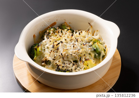 ブロッコリー　チーズ　しらす　焼き 135812236