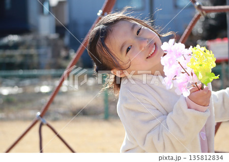 冬の公園で遊ぶ女の子 冬の公園で遊ぶ女の子 135812834