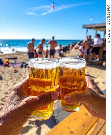 ビーチで乾杯 ビーチで乾杯 135812964