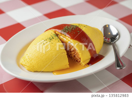 ケチャップソースのふわふわオムライス 135812983