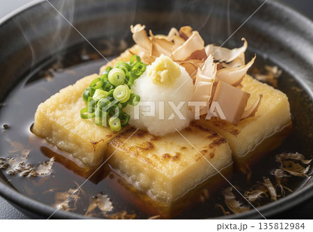 大根おろしと鰹節をのせた揚げ出し豆腐 135812984