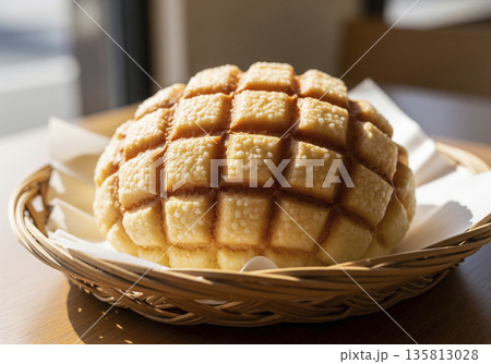 バスケットに入った焼きたてメロンパン 135813028
