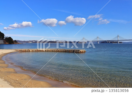 塩飽諸島の本島から眺める瀬戸大橋と鷲羽山方面の景色（新在家海岸） 135813056