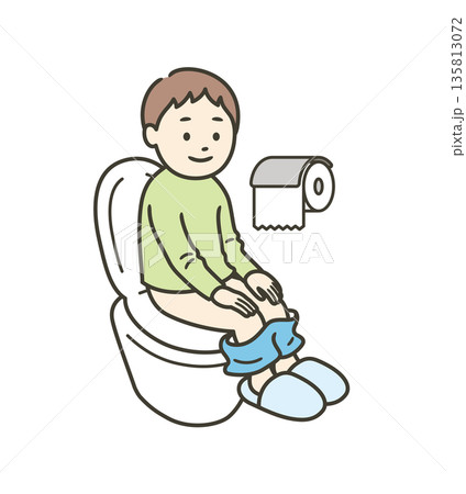 トイレにいる男の子 トイレにいる男の子 135813072