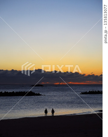 初冬の伊勢志摩　夜明けの千鳥ケ浜から御来光を望む 135813077