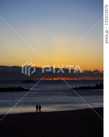 初冬の伊勢志摩　夜明けの千鳥ケ浜から御来光を望む 135813078