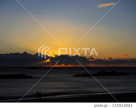 初冬の伊勢志摩　夜明けの千鳥ケ浜から御来光を望む 135813081