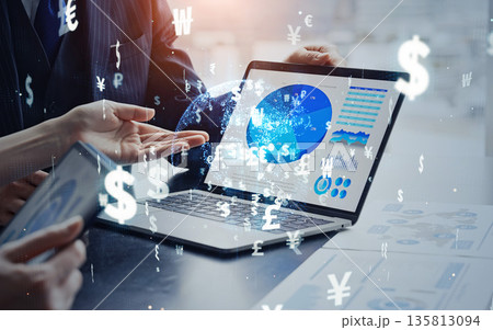 面談するビジネスパーソンのグループと金融テクノロジーのコンセプト 135813094