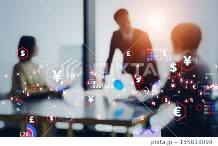 会議するビジネスパーソンのグループと金融テクノロジーのコンセプト 135813098