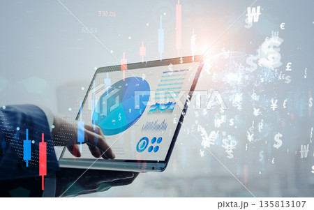 ノートパソコンを使うビジネスパーソンと金融テクノロジーのコンセプト 135813107