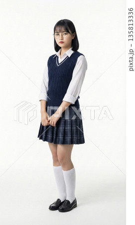 手を前で揃えた制服姿の女子高生 135813336