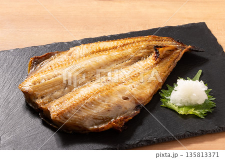 ［アメリカ産］しまほっけ開き干し　焼き 135813371