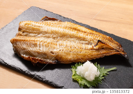 ［アメリカ産］しまほっけ開き干し　焼き 135813372