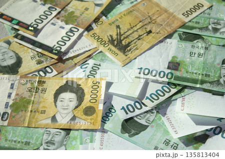It's a pile of Korean banknotes. It's a pile of Korean banknotes. 135813404