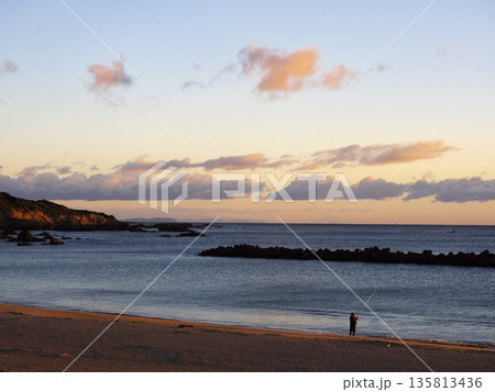 初冬の伊勢志摩 朝焼けの千鳥ケ浜から富士山を望む 初冬の伊勢志摩 朝焼けの千鳥ケ浜から富士山を望む 135813436
