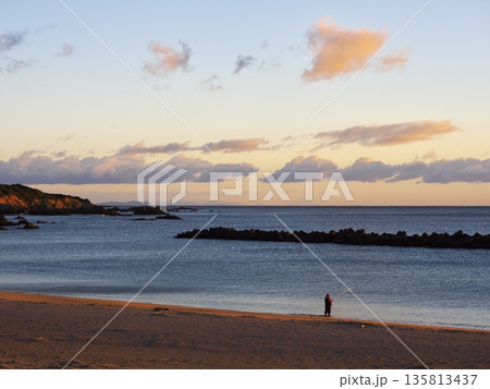初冬の伊勢志摩 朝焼けの千鳥ケ浜から富士山を望む 初冬の伊勢志摩 朝焼けの千鳥ケ浜から富士山を望む 135813437