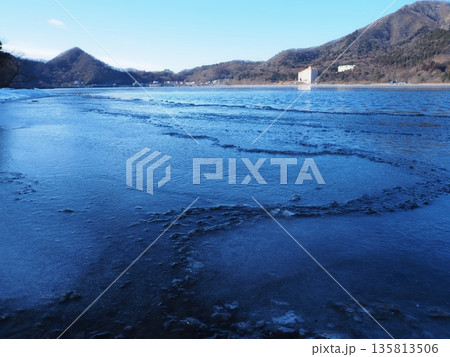 湖の氷の割れ目が凍り、川の流れのようになった景色(20260121092706) 湖の氷の割れ目が凍り、川の流れのようになった景色(20260121092706) 135813506