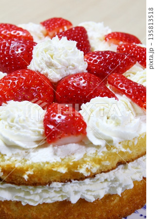 手作りデコレーションケーキ（完成品）【いちご　生クリーム　アップ】 135813518