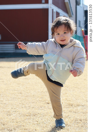 冬の公園で遊ぶ2歳児 135813530