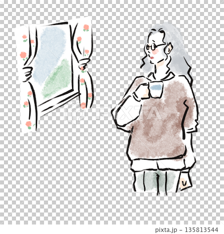 一位老婦人靠在窗邊喝咖啡，放鬆身心。 135813544